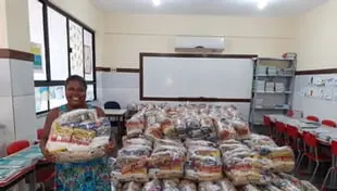Distribuição de cestas básicas as famílias dos alunos da Escola Carlos Murion 