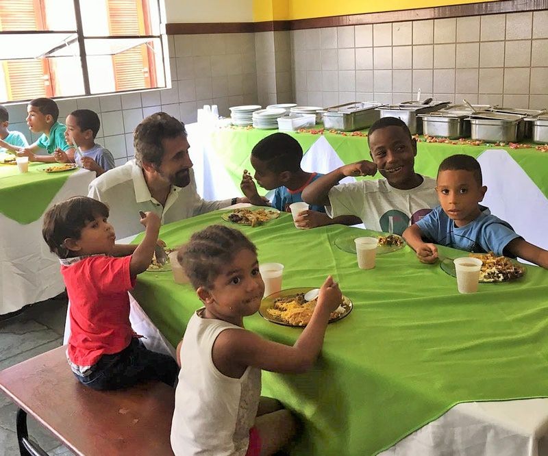 Crianças do Abrigo Lar Luz do Amanhã tiveram almoço especial