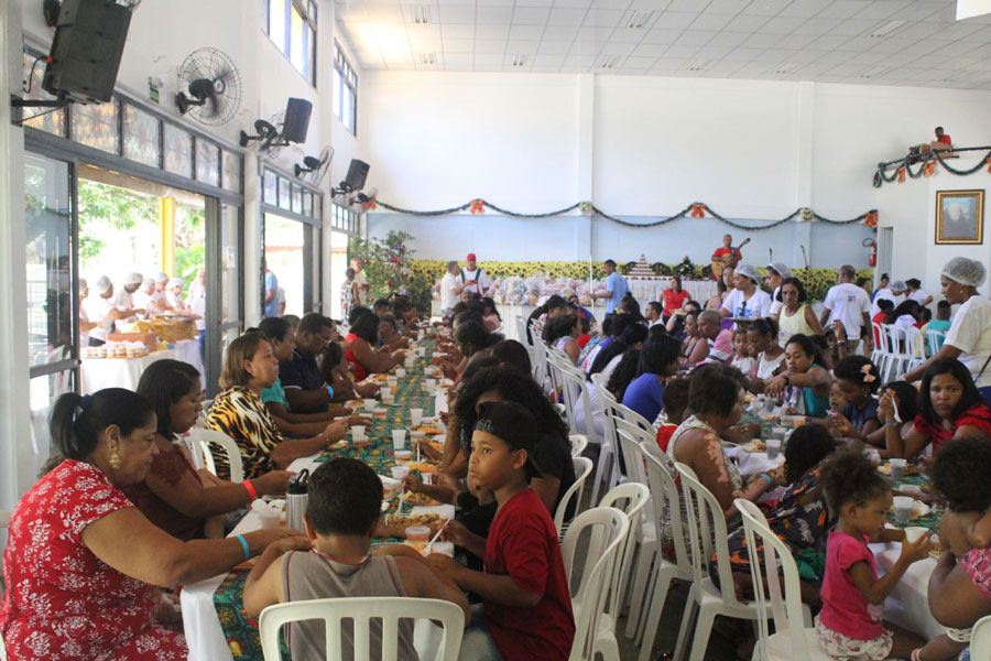 Almoço de Natal reúne 400 assistidos pela Cidade da Luz