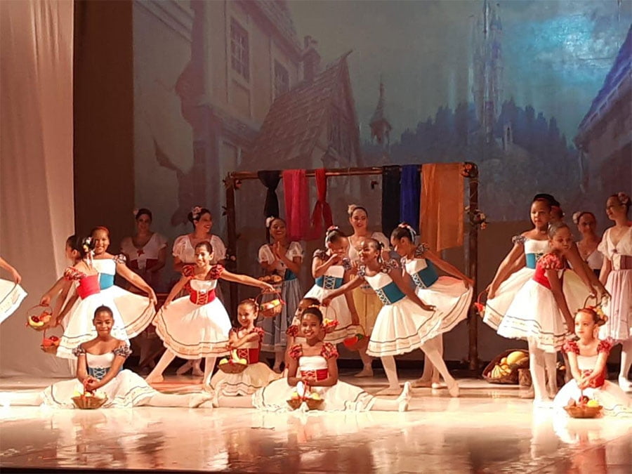 Grupo Mirim do Ballet do Centro de Cultura e Arte Pai João, da Cidade da Luz