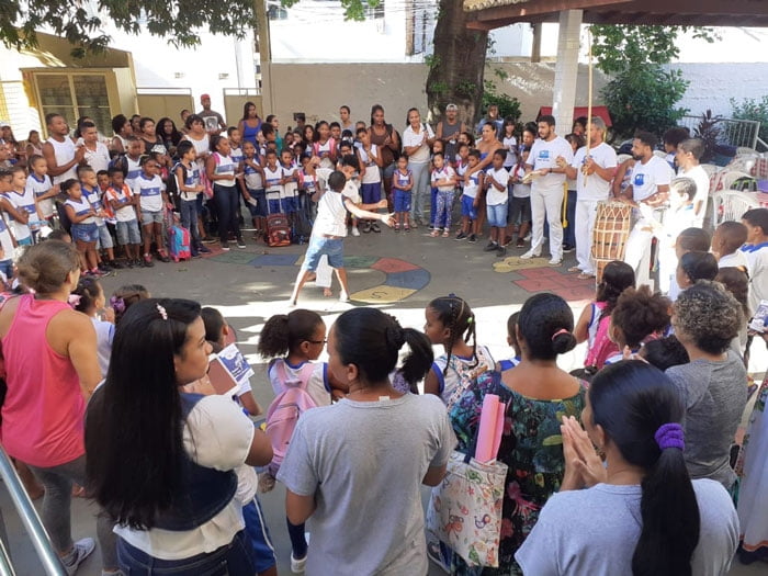 Aula de capoeira na Escola Municipal Carlos Murion