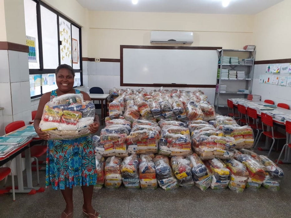 Distribuição de cestas básicas as famílias dos alunos da Escola Carlos Murion 